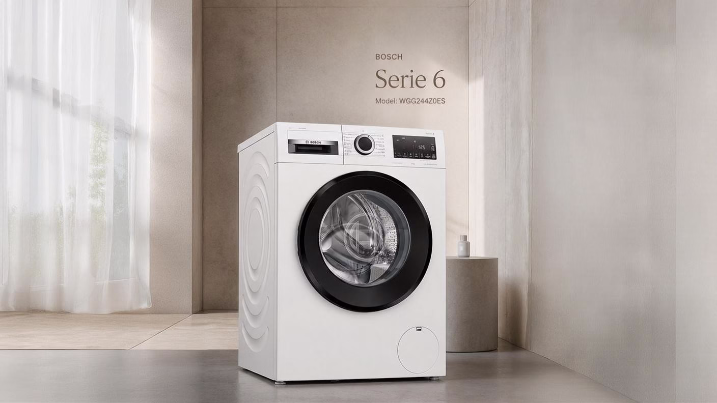 Bosch WGG244Z0ES Serie 6, lavadora blanca con puerta negra en interior minimalista de lujo, luz natural difusa, microcemento y cortina translúcida